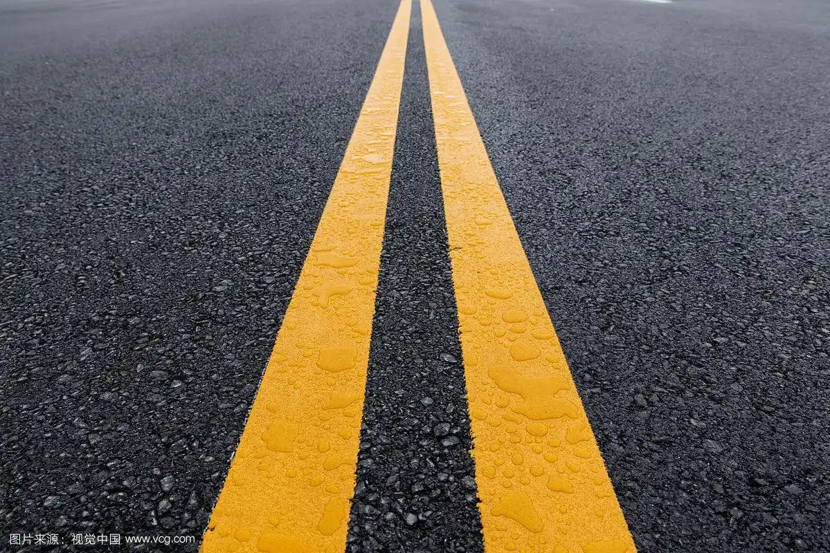 雨后的沥青路面