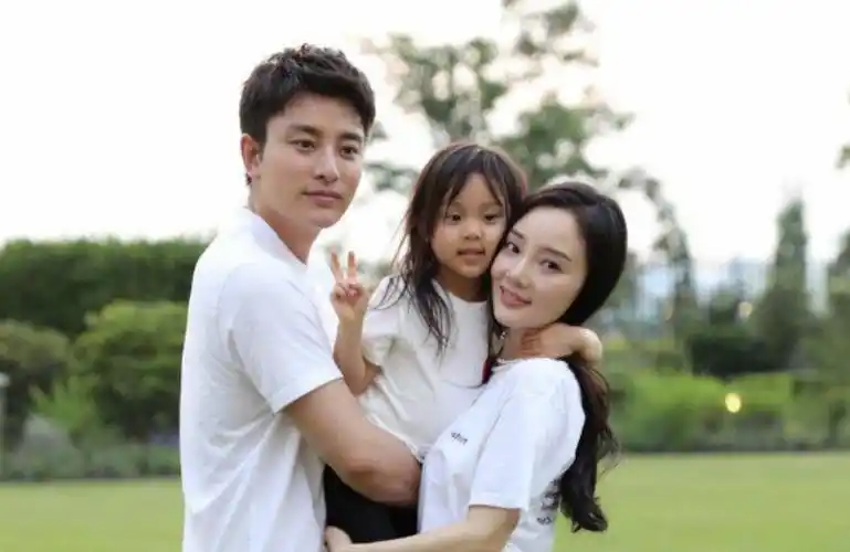 难道要复合了贾乃亮李小璐离婚后合体二人差距一眼就看出来了