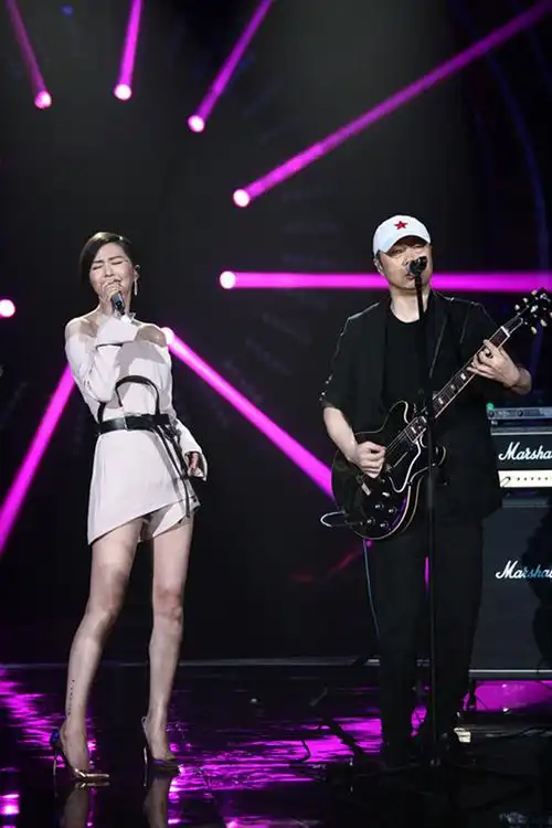 谭维维请来崔健帮帮唱最重量级的当属谭维维邀请来的"摇滚教父"崔建