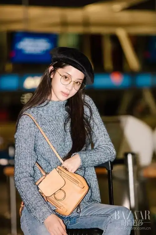 眼镜一直是时尚精们最心水的小配饰,冰冰一身givenchy搭配现代感十足