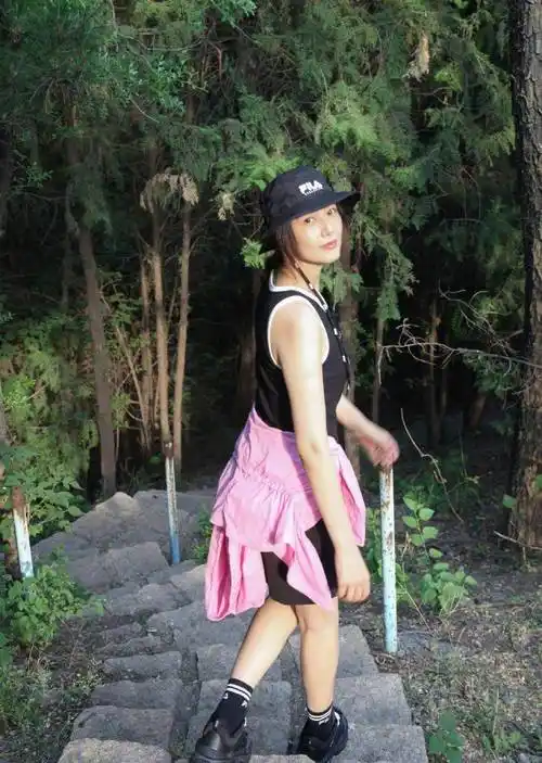 白到发光!女神高圆圆晒自己爬山动态,背心搭配短裤秀苗条身姿