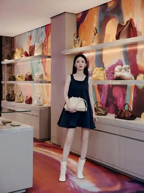 演员@李沁身着棉质和丝绸梯形连衣裙,搭配羊皮革 toy 踝靴及海盐白