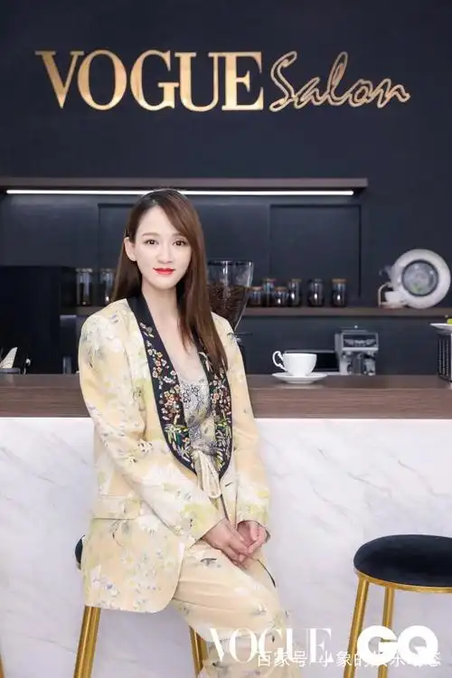 陈乔恩印花西装率性格调,城市灵感探索型动,绽放潇洒女人味!