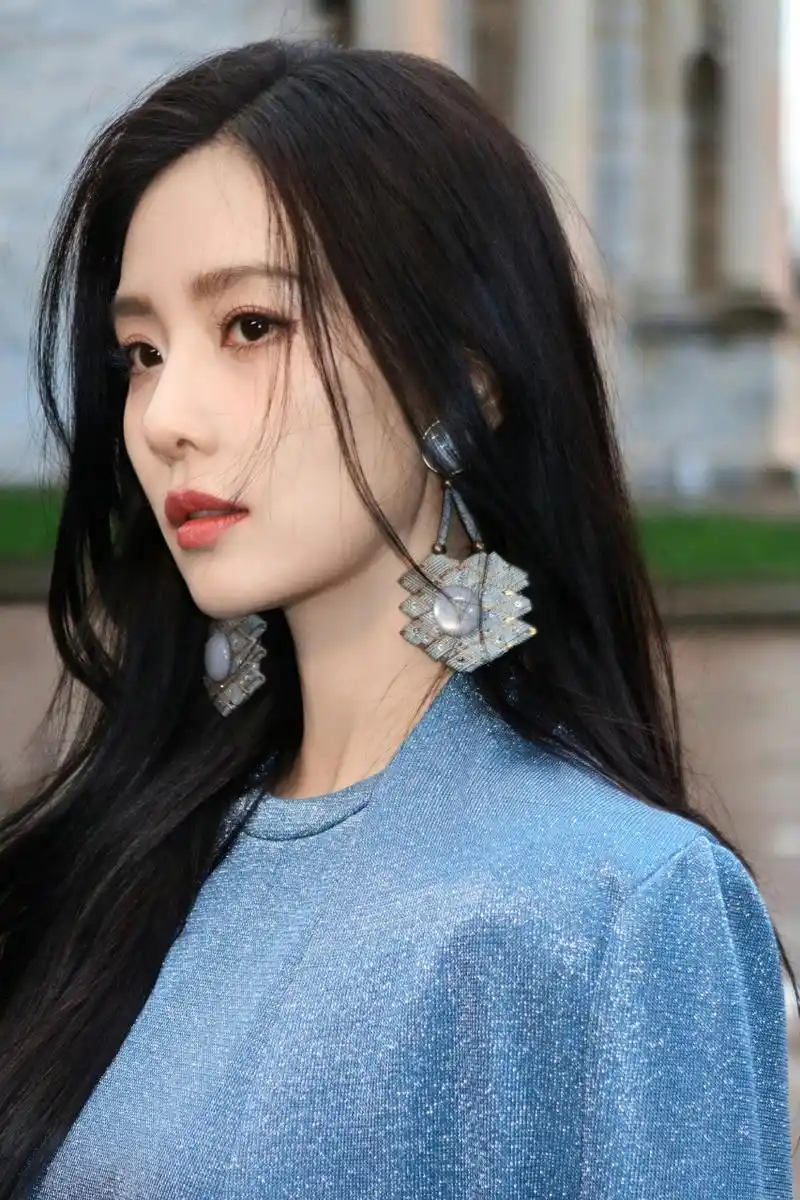 刘诗诗在微风的轻抚中,悠然自得地前行.