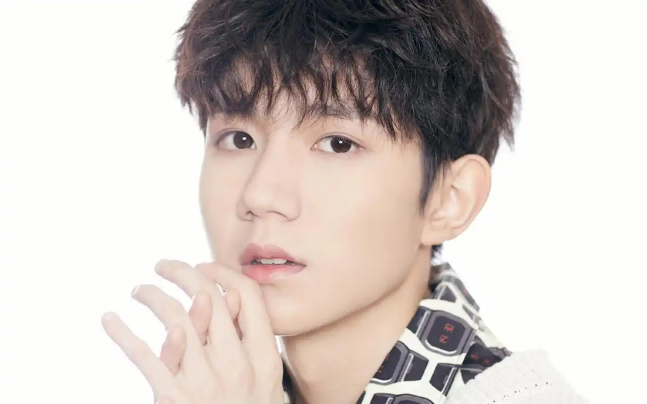 王源清新帅气写真图片桌面壁纸