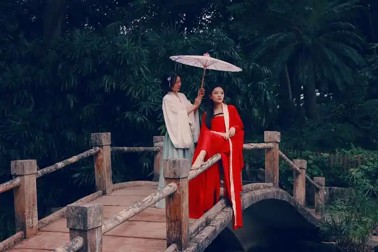 愿成为你的白衣奴婢,一生守护在你红衣的身旁.