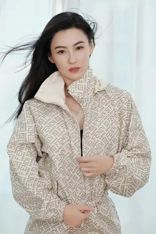 张柏芝坐秋千椅拍写真 演绎别样潮酷风_网易娱乐