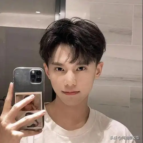 自然卷刘海的男生适合什么发型(男生侧分刘海发型阳光帅气)(1)