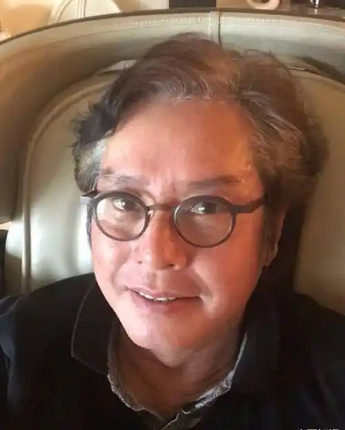 谭咏麟心情好去弄潮发型晒照,头包毛巾面容威严,冻龄之颜惹人羡_老人