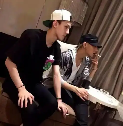 都暻秀室内吸烟引群嘲此前黄子韬邓为都是受害者