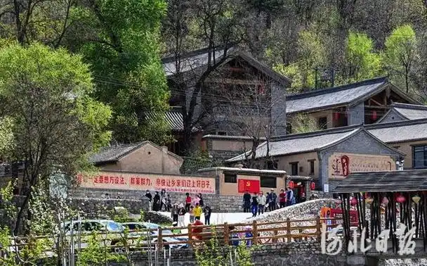 2023年4月30日,"五一"假期,保定市阜平县骆驼湾村迎来众多游客,青山