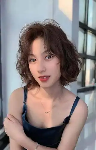 一款适合自己的短发烫发发型秋冬剪短发烫发更好看.