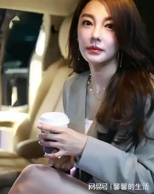 张雨绮西装短裤与灰色丝袜从妩媚到干练驾驭百变风格