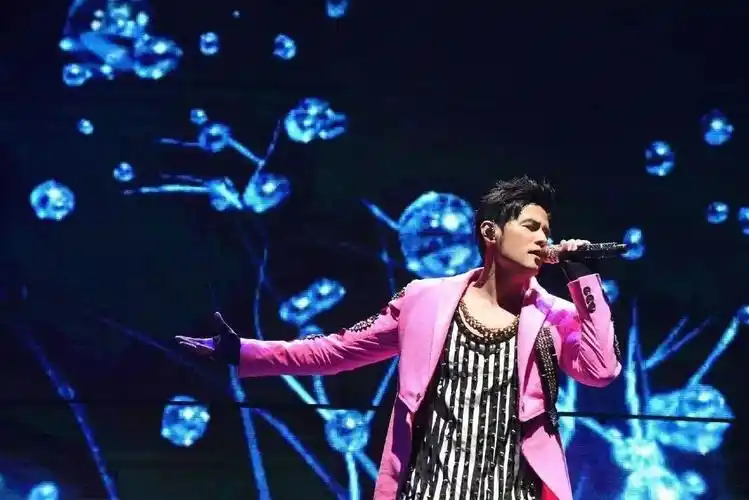 周杰伦地表最强演唱会高清版_发型图片