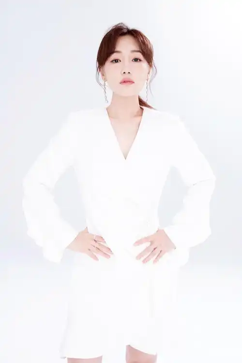 薛佳凝秋日写真释出 《光荣时代》收视口碑双丰收