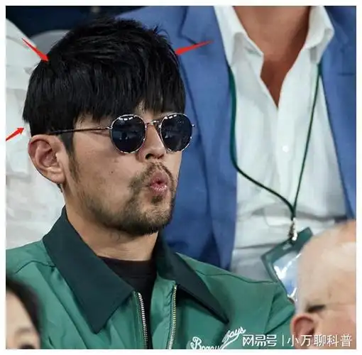 周杰伦戴假发看澳网穿万元外套状态引热议昆凌依然少女