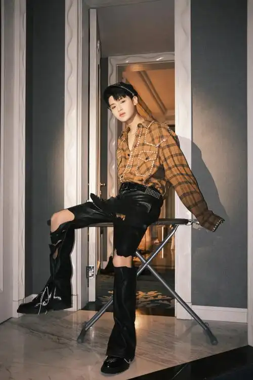 黄明昊freedom舞台##黄明昊不规则破洞皮裤