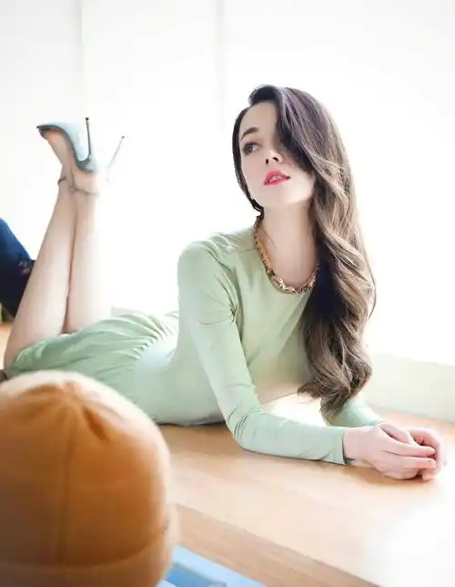 迪丽热巴的各种高跟鞋美图_黑色_凉鞋_活动