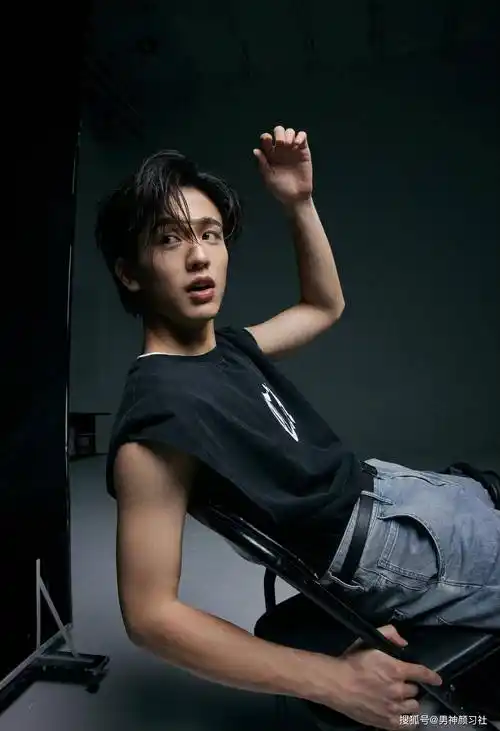 请看一下张凌赫_衬衫_polo_时候