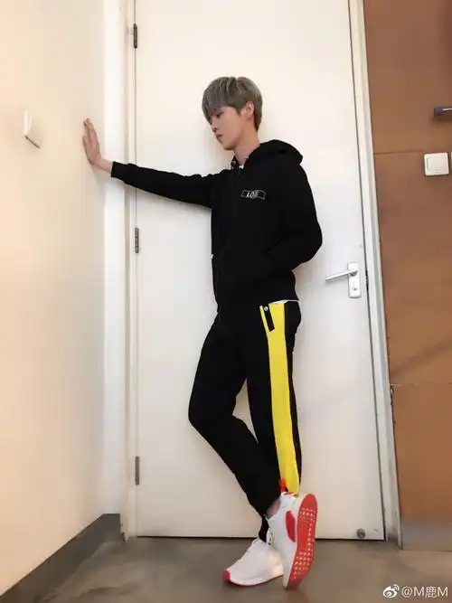 帅气的鹿晗代言三叶草,脚上穿着nmd,咋看咋帅!