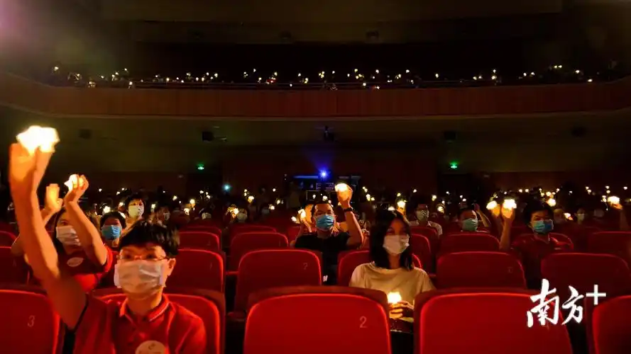 观众席亮起点点星光,致敬最美逆行者.通讯员供图