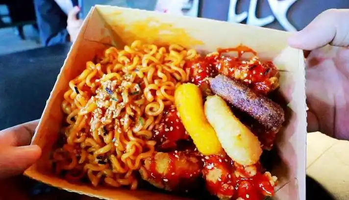 街头火爆的炸鸡卷火鸡面,18块钱一盒,看着就流口水了