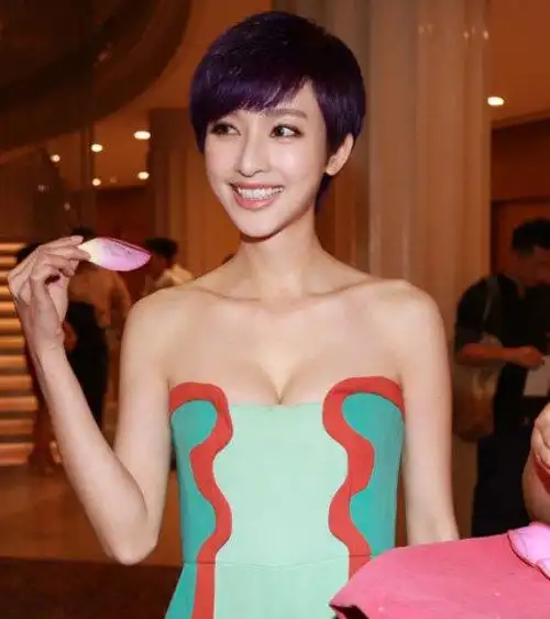 张俪精彩亮相时尚活动