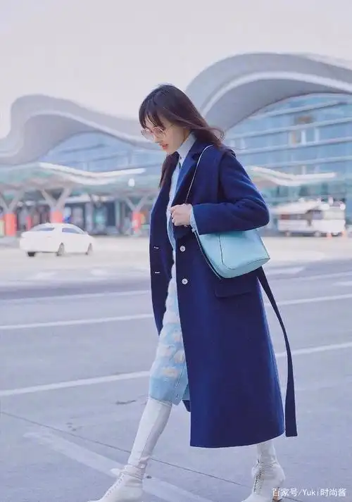 郑爽也太会穿了,深蓝大衣搭配白色长靴,果然大长腿穿啥都好看