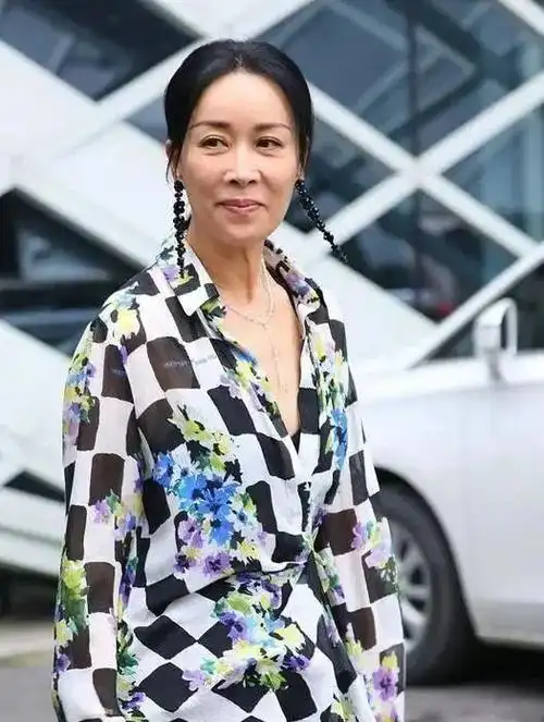 人靠衣装!55岁那英换风格大变样,穿小短裙还配拳击辫