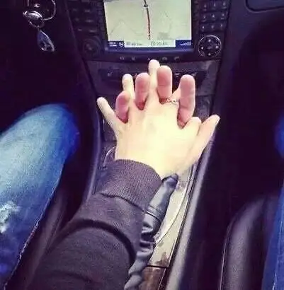 车上手牵手情侣唯美图片