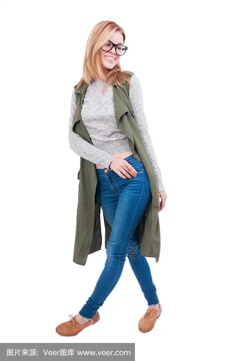 年轻女子的全身照片