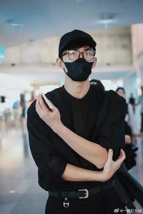 吴磊回国啦!all black穿搭也太帅了吧!__财经头条