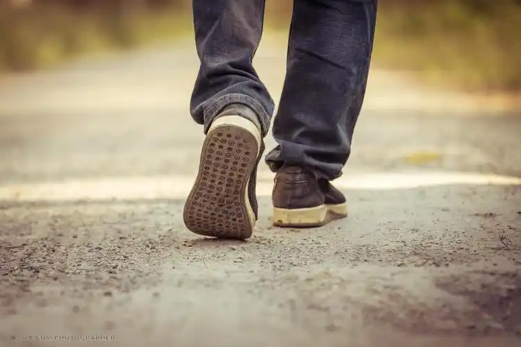 一个人在路上行走 纪实 黄昏 旅行 行走 走路 旅游 户外 秋天 运动