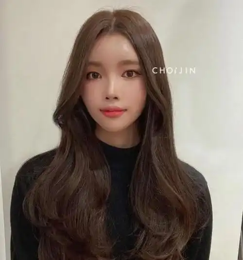 大卷发烫发发型正流行,而且特别受女生的欢迎,在发廊里的人气巨高.