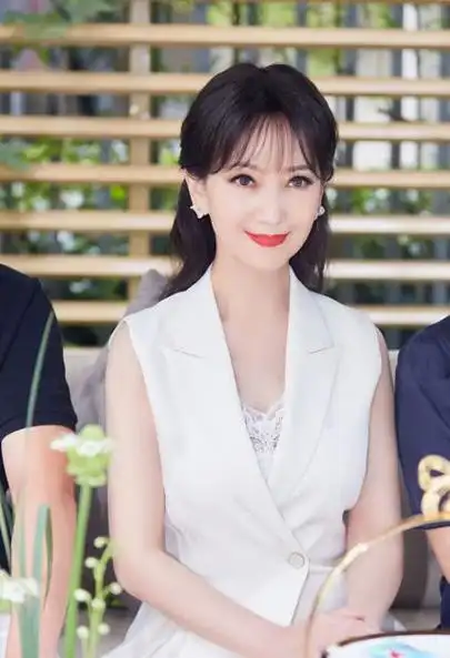 岁月不败美人67岁的赵雅芝怼脸拍状态依旧年轻颜值超惊艳