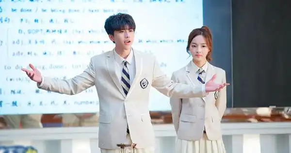 蔡徐坤卢洋洋因戏生情深夜散步被拍网友直呼不要