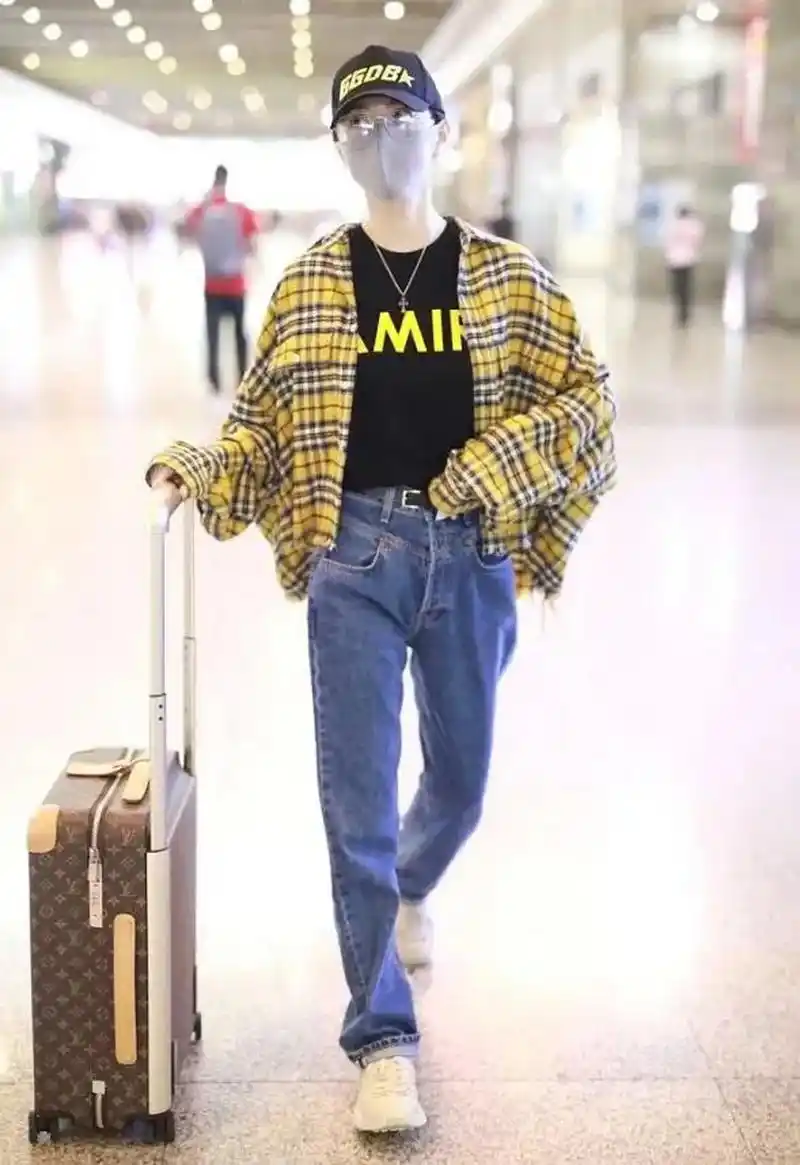 身穿格子衫搭配直筒牛仔裤,休闲又不失时髦感#新潮情报局# #百大潮人