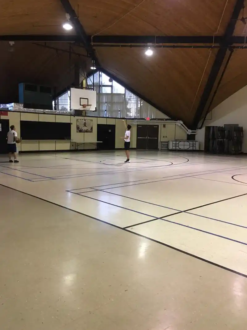 这是我们每周一和四晚上一起打球的室内篮球场,图一老汉是老清华,图二