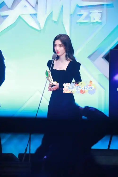 jjy#长大祎岁#jjy#鞠婧祎千香引#    "蓝海的尽头终将会有橘色的氯照