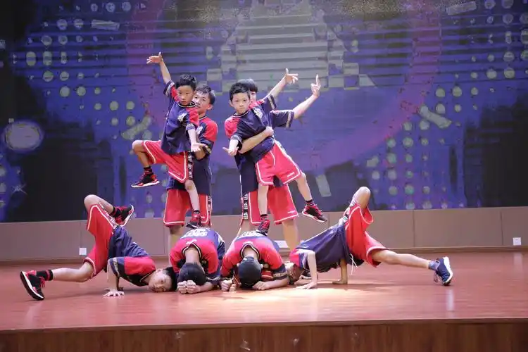 信丰d5 crew街舞教育春季招生开始啦! 让孩子们健康自信,阳光童年!