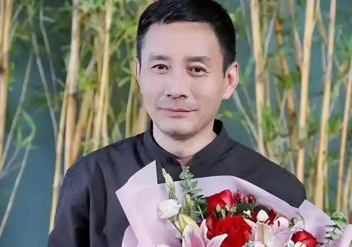 田小洁在采访中提起过,妻子曾告诉他:"能做自己喜欢的行当,又在这个行