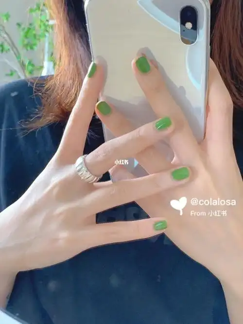 芭蕉绿夏天显白指甲油小短甲美甲
