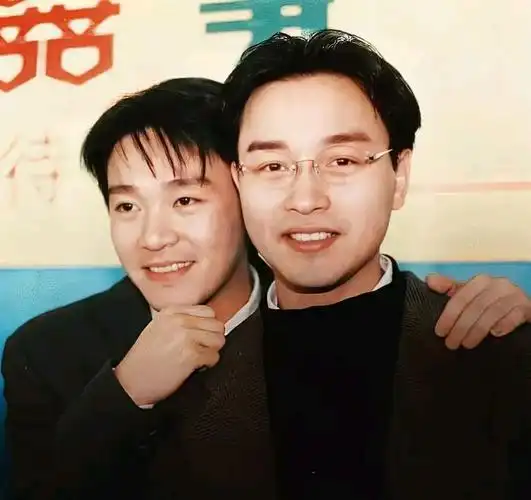 男星有周润发,周星驰,张国荣,梁朝伟等,那个时候美女如云,百花争艳,每