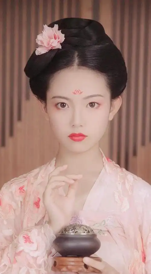 如何选择适合的汉服发型(发际线高的女生在穿汉服的时候)(10)