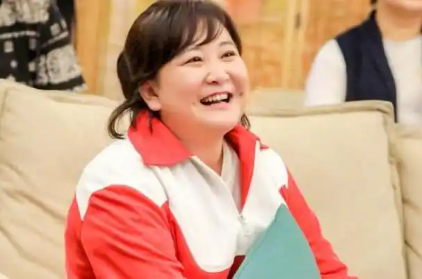 贾玲减肥100斤是骗人的公开露面的是姐姐贾丹网友太荒谬了