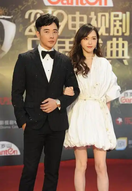 罗晋结婚两周年,唐嫣对镜甜笑很幸福,近况回归工作经常分享照片_老公