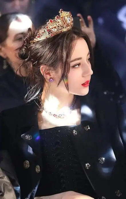31岁的迪丽热巴出道11年的她是怎么慢慢努力拿到金鹰女神的
