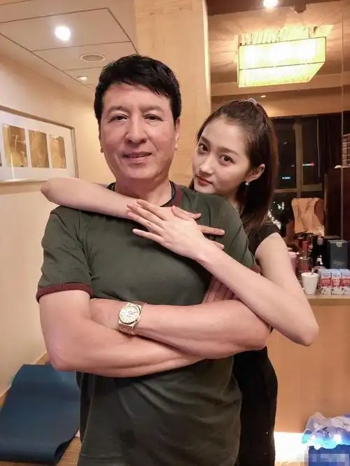 关爸520晒与关晓彤合照好幸福网友没看到鹿晗出来秀恩爱