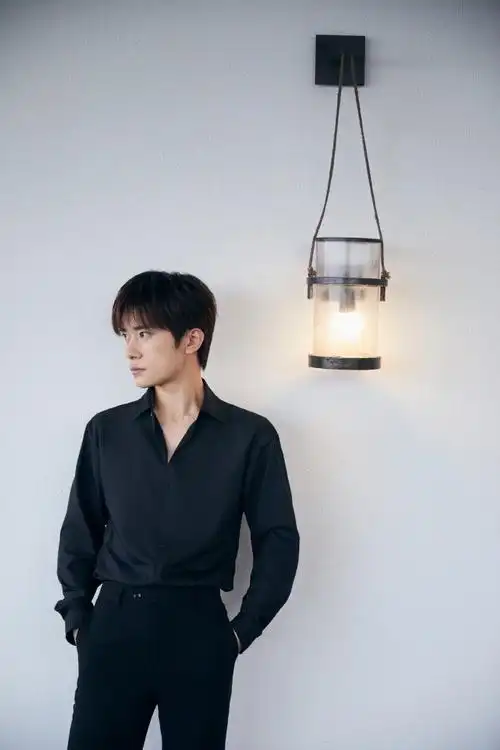 易烊千玺黑色衬衣造型大片##易烊千玺 阿玛尼