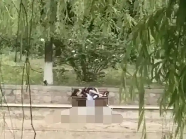 操场热吻教室偷情一高校情侣亲密被偷拍照片流出简直没眼